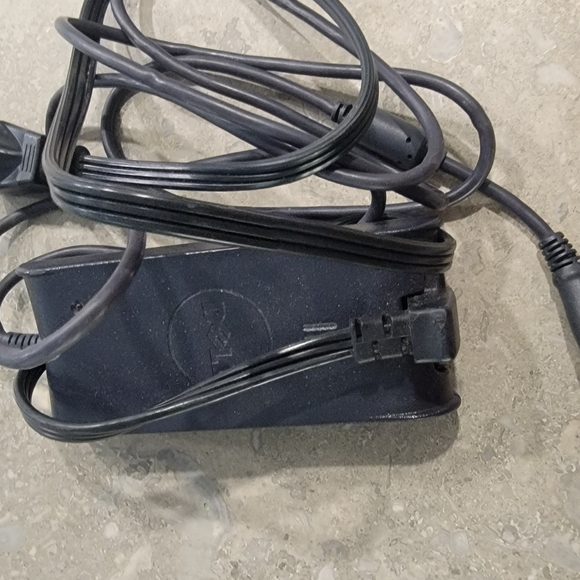 5 computer chargers and a computer bag - Picture 2 of 8